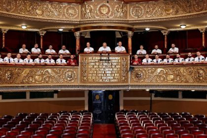 Premieră la Timișoara: SCM și Teatrul Național lansează un parteneriat inedit, cu echipamente de handbal inspirate din arhitectura Palatului Culturii.