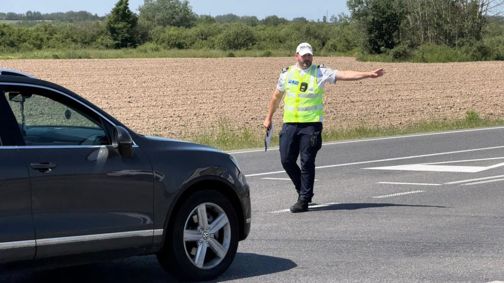 Razie pe șoselele din Timiș: Aproape 100 de șoferi au rămas fără permis și s-au dat amenzi de peste 700.000 de lei pentru viteză excesivă.