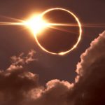 Pericol pentru vedere în timpul eclipsei: Medicii din Timișoara avertizează că doar 10 secunde de privit direct spre Soare pot provoca leziuni ireversibile.