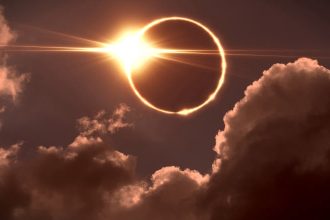 Pericol pentru vedere în timpul eclipsei: Medicii din Timișoara avertizează că doar 10 secunde de privit direct spre Soare pot provoca leziuni ireversibile.