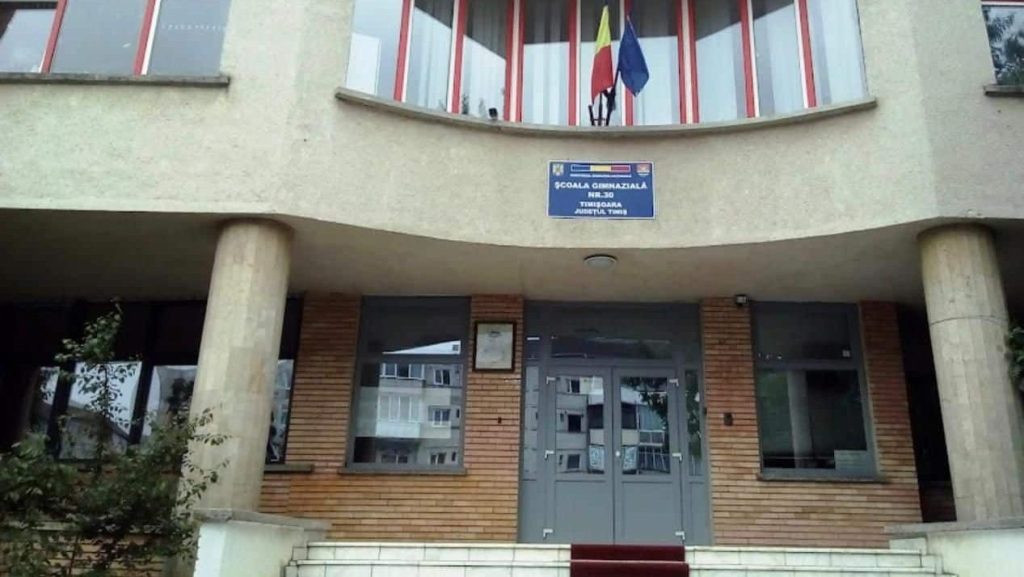 Scandal la Școala 30 din Timișoara: Conducerea acuză Primăria de ridicarea abuzivă a fișelor medicale ale elevilor.