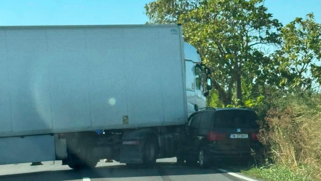 Accident între un TIR și o mașină în Timișoara, trei persoane rănite