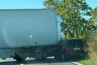 Accident între un TIR și o mașină în Timișoara, trei persoane rănite