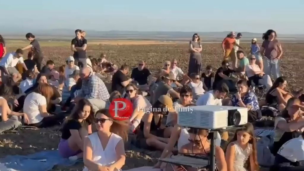 Sute de oameni pe Dealul de la Lucareț pentru eclipsa de Soare