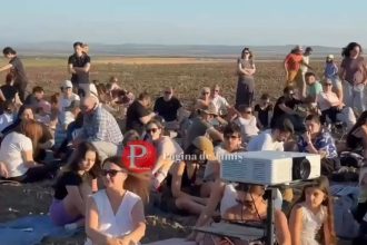 Sute de oameni pe Dealul de la Lucareț pentru eclipsa de Soare