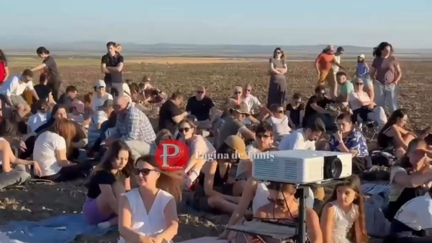 Sute de oameni pe Dealul de la Lucareț pentru eclipsa de Soare