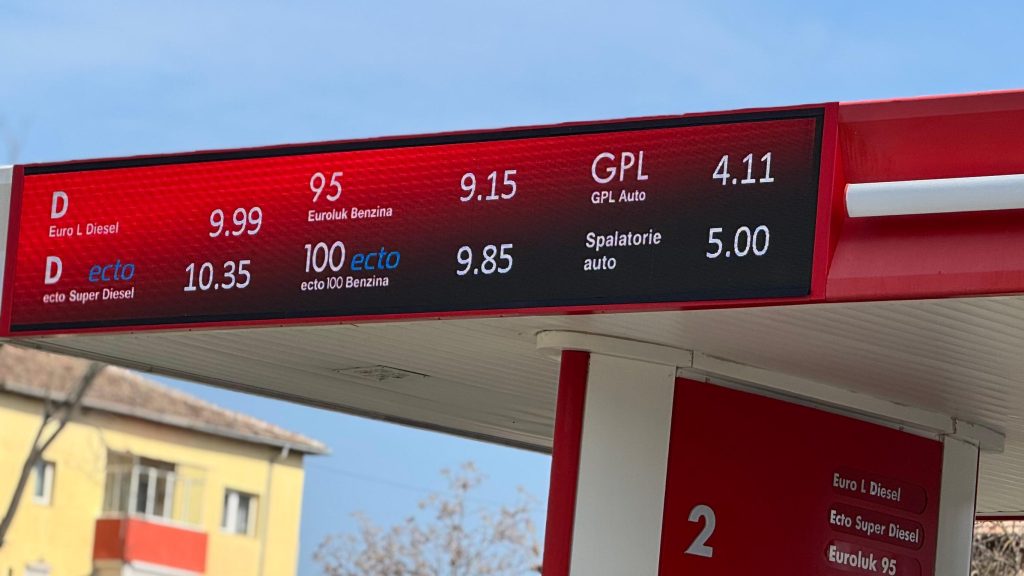 Carburanții se ieftinesc după reducerea accizei, iar șoferii ar putea plăti mai puțin la pompă