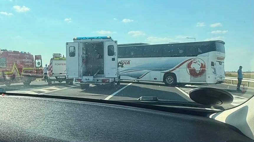 Autocar cu 49 de pasageri implicat într-un accident cu o motocicletă pe centura Timișoarei