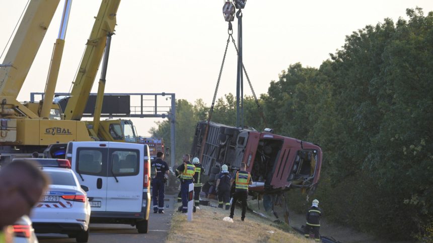 Accident de autocar pe autostrada M3 din Ungaria soldat cu 12 morți