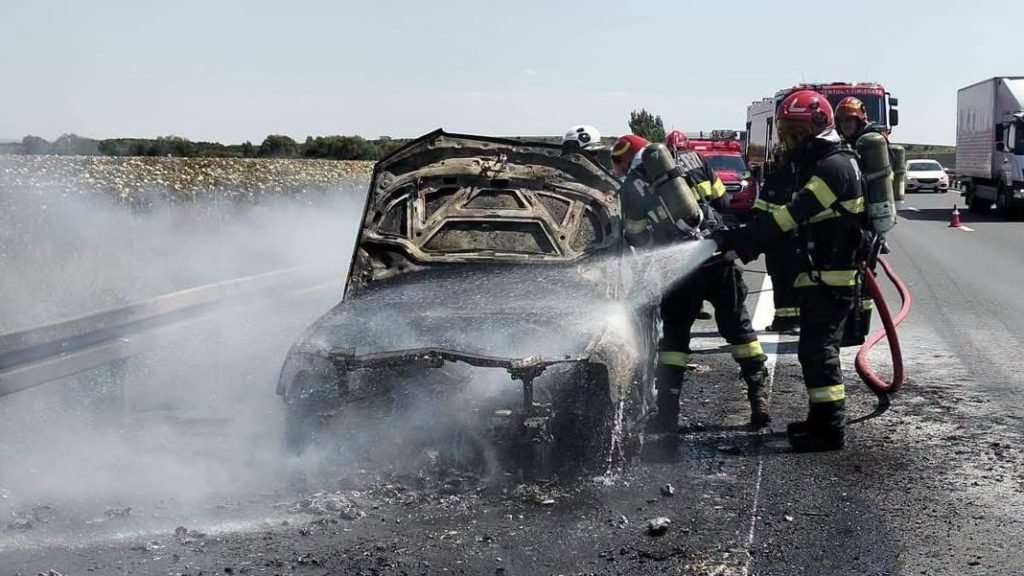 Mașină în flăcări pe autostrada Lugoj-Timișoara, familie cu doi minori evacuată în siguranță.