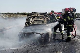 Mașină în flăcări pe autostrada Lugoj-Timișoara, familie cu doi minori evacuată în siguranță