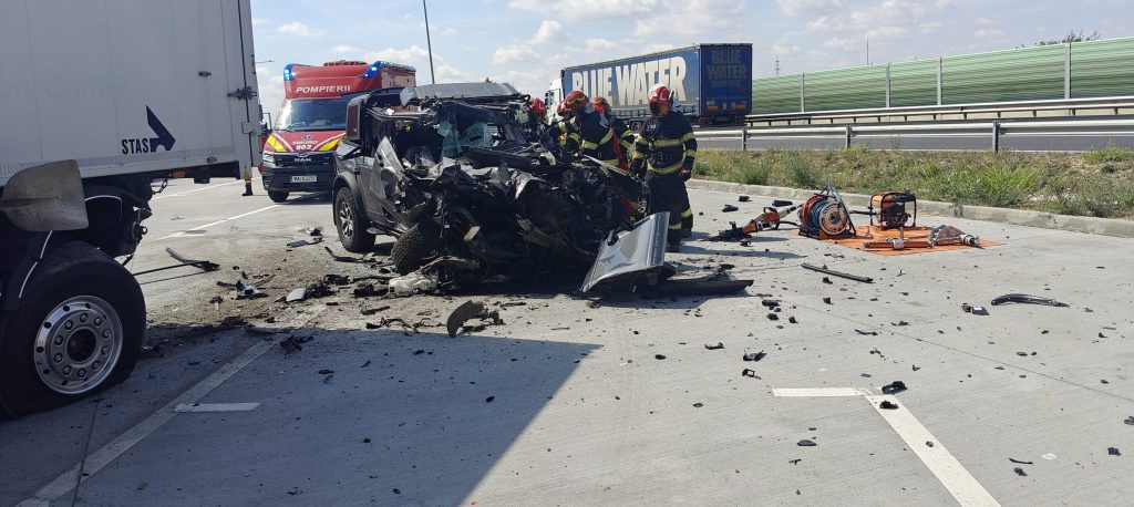 Accident mortal pe centura Timișoarei, unde o mașină a intrat sub un TIR parcat