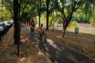 Viitoarea pistă continuă de biciclete dintre Timișoara și Ghiroda, pe malul Begăi