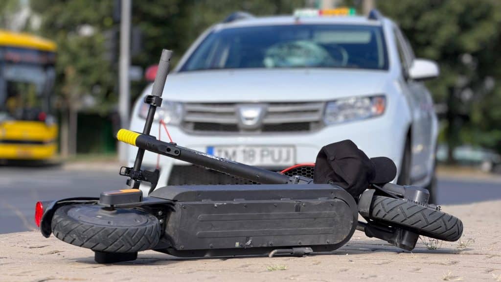 Trotinetist lovit de o mașină pe strada Liviu Rebreanu din Timișoara