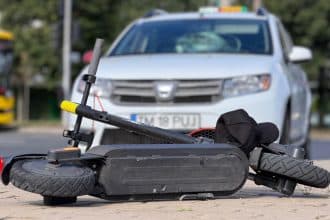 Trotinetist lovit de o mașină pe strada Liviu Rebreanu din Timișoara