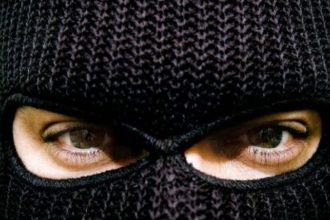 Falși polițiști antidrog, acuzați că au furat 90.000 de lire în Timiș
