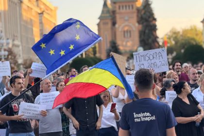 Peste 200 de oameni la protestul din Piața Operei pentru Dominic Fritz, după decizia CCR