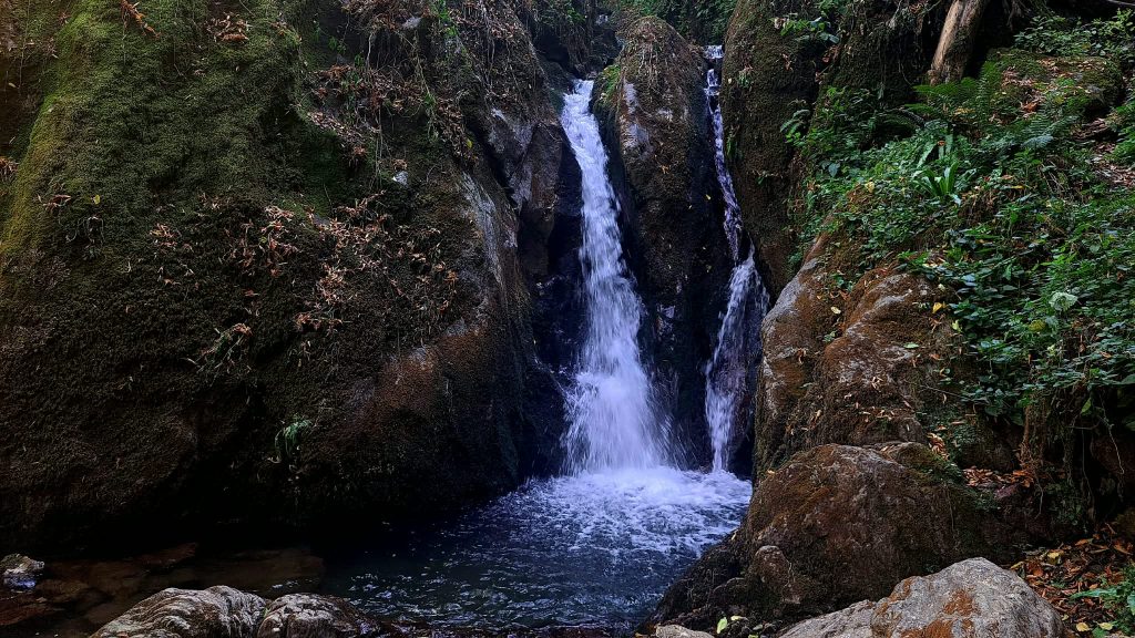 Cascada Șopot din Munții Poiana Ruscă, o destinație de drumeție și natură spectaculoasă în județul Timiș