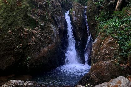 Cascada Șopot din Munții Poiana Ruscă, o destinație de drumeție și natură spectaculoasă în județul Timiș