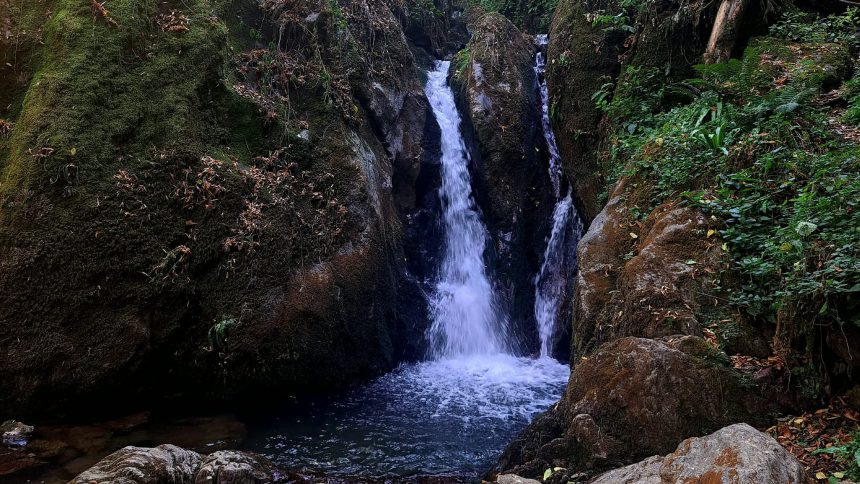 Cascada Șopot din Munții Poiana Ruscă, o destinație de drumeție și natură spectaculoasă în județul Timiș