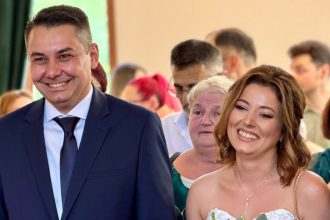 Jurnalistul PRO TV Daniel Preda și medicul Roberta Andreaș în ziua căsătoriei la Casa Căsătoriilor din Timișoara