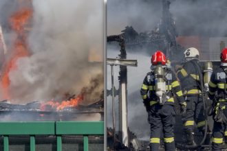 Intervenția pompierilor la o gospodărie din Moșnița unde o anexă a fost cuprinsă de flăcări în urma unui scurtcircuit la o baterie