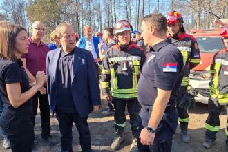 Pompierii români luptă zi și noapte cu incendiile din Serbia