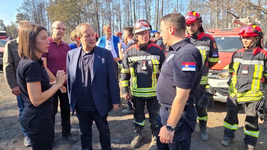 Pompierii români luptă zi și noapte cu incendiile din Serbia