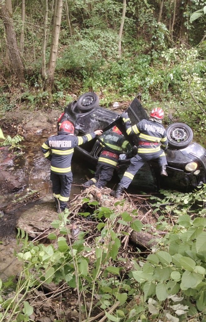 Mașină răsturnată între Teliuc și Ghelari: Două persoane la spital