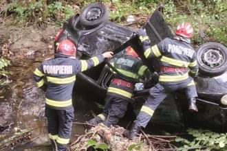 Mașină răsturnată între Teliuc și Ghelari: Două persoane la spital