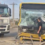 Accident în Timișoara: O basculantă a intrat în coliziune cu un autobuz pe strada Ovidiu Cotruș