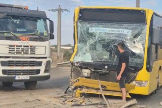 Accident în Timișoara: O basculantă a intrat în coliziune cu un autobuz pe strada Ovidiu Cotruș