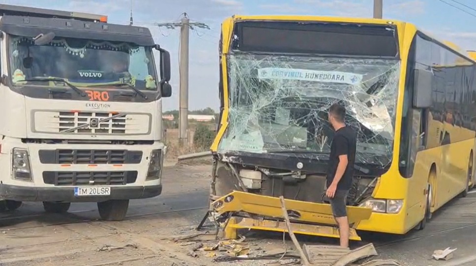 Accident în Timișoara: O basculantă a intrat în coliziune cu un autobuz pe strada Ovidiu Cotruș