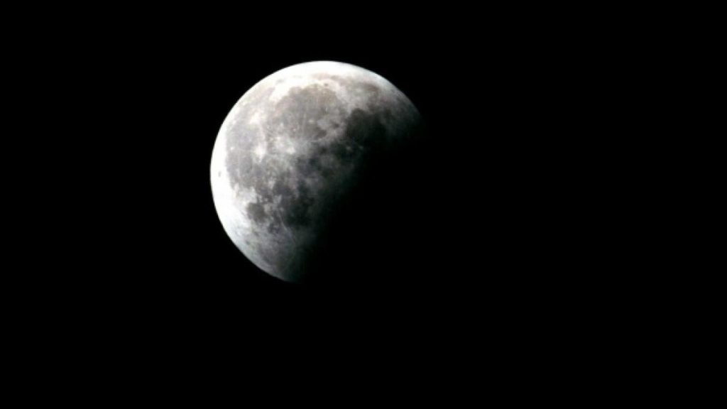 Fenomen astronomic spectaculos: Eclipsa parțială de Lună din dimineața zilei de 28 august poate fi observată parțial și din România