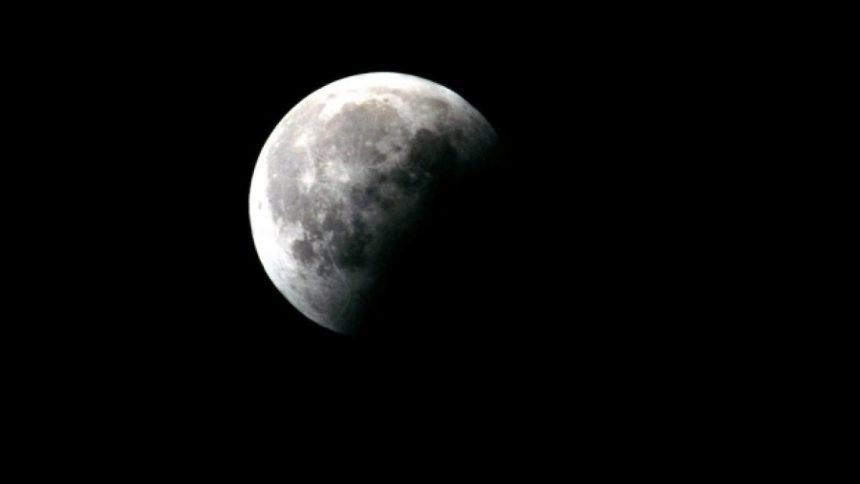 Fenomen astronomic spectaculos: Eclipsa parțială de Lună din dimineața zilei de 28 august poate fi observată parțial și din România