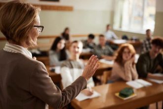 Vești bune pentru elevi: Ministerul Educației propune menținerea burselor sociale pe timpul verii și majorarea pragului de venit cu 7%.