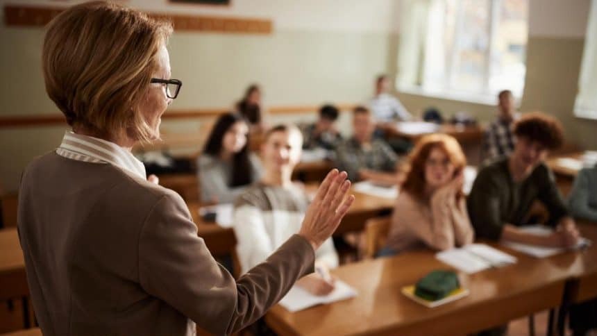 Vești bune pentru elevi: Ministerul Educației propune menținerea burselor sociale pe timpul verii și majorarea pragului de venit cu 7%.