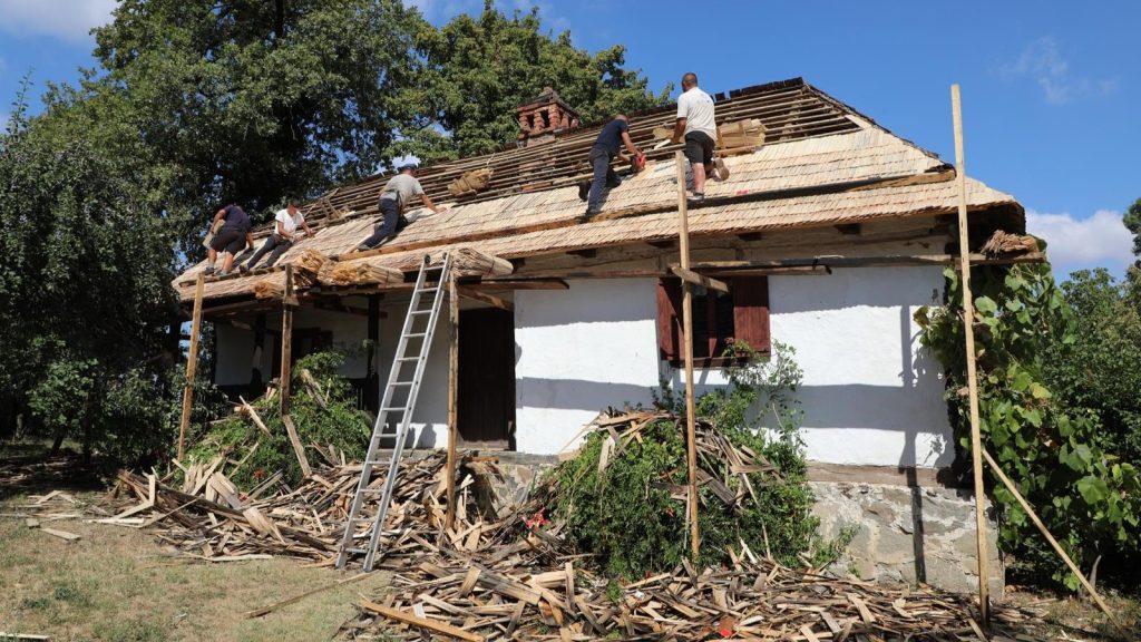 Salvarea patrimoniului: 11 case și gospodării de la Muzeul Satului Bănățean din Timișoara sunt restaurate de meșteri din Maramureș.