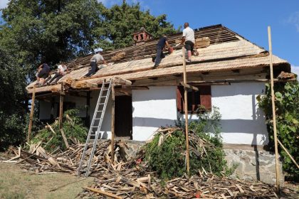 Salvarea patrimoniului: 11 case și gospodării de la Muzeul Satului Bănățean din Timișoara sunt restaurate de meșteri din Maramureș.
