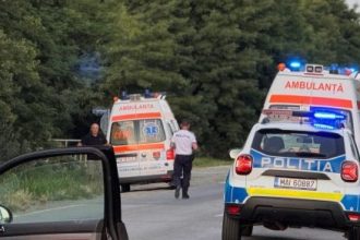 Tragedie la Cornereva: Un tânăr de 18 ani a murit, iar alți doi au ajuns la spital după ce mașina a intrat într-un zid de beton.