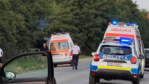 Tragedie la Cornereva: Un tânăr de 18 ani a murit, iar alți doi au ajuns la spital după ce mașina a intrat într-un zid de beton.
