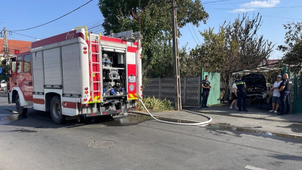 Intervenția pompierilor pe strada Orăștie din Timișoara unde un garaj și o mașină au fost cuprinse de un incendiu violent