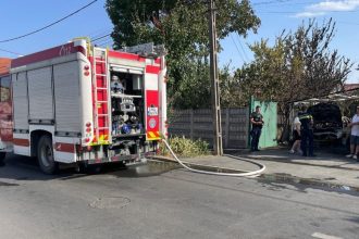 Intervenția pompierilor pe strada Orăștie din Timișoara unde un garaj și o mașină au fost cuprinse de un incendiu violent