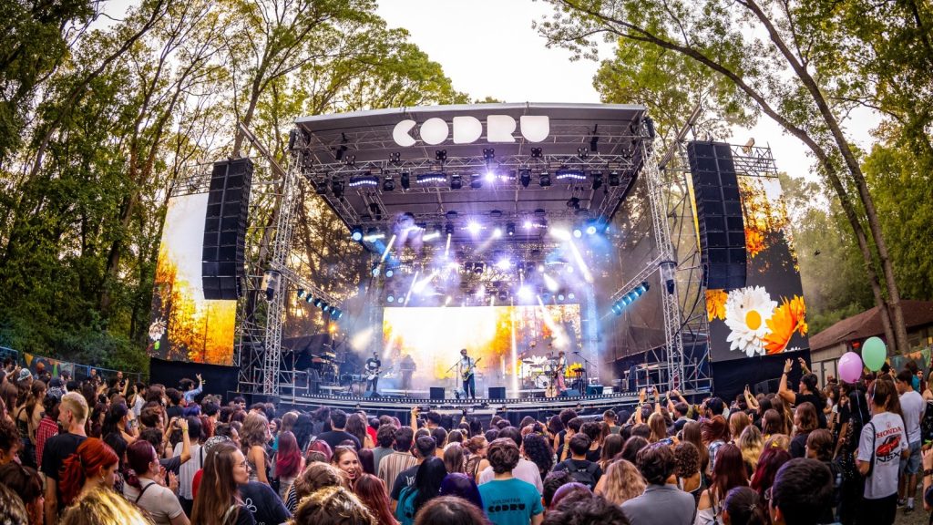 Zeci de mii de participanți și atmosferă incendiară în prima zi a CODRU Festival de la Pădurea Verde din Timișoara