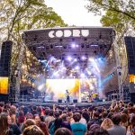Zeci de mii de participanți și atmosferă incendiară în prima zi a CODRU Festival de la Pădurea Verde din Timișoara