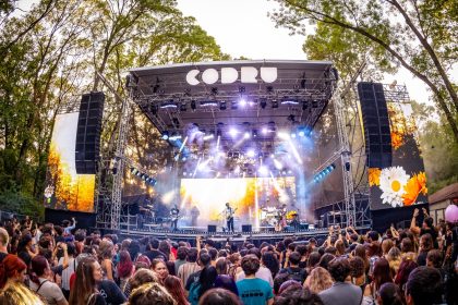 Zeci de mii de participanți și atmosferă incendiară în prima zi a CODRU Festival de la Pădurea Verde din Timișoara