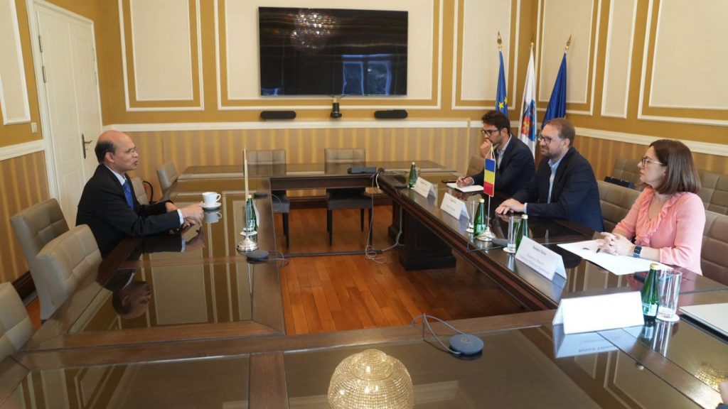 Primarul Dominic Fritz în cadrul întâlnirii oficiale cu ambasadorul Indiei în România, Dr. Manoj Kumar Mohapatra, la Primăria Timișoara