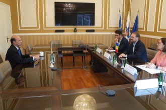 Primarul Dominic Fritz în cadrul întâlnirii oficiale cu ambasadorul Indiei în România, Dr. Manoj Kumar Mohapatra, la Primăria Timișoara
