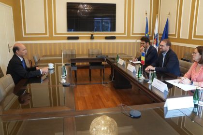 Primarul Dominic Fritz în cadrul întâlnirii oficiale cu ambasadorul Indiei în România, Dr. Manoj Kumar Mohapatra, la Primăria Timișoara