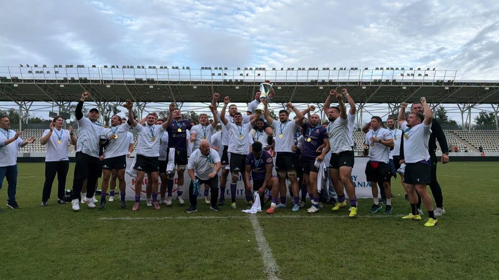 Jucătorii echipei SCM USV Timișoara sărbătorind cucerirea celui de-al 8-lea titlu național de rugby după o finală dramatică cu CS Dinamo